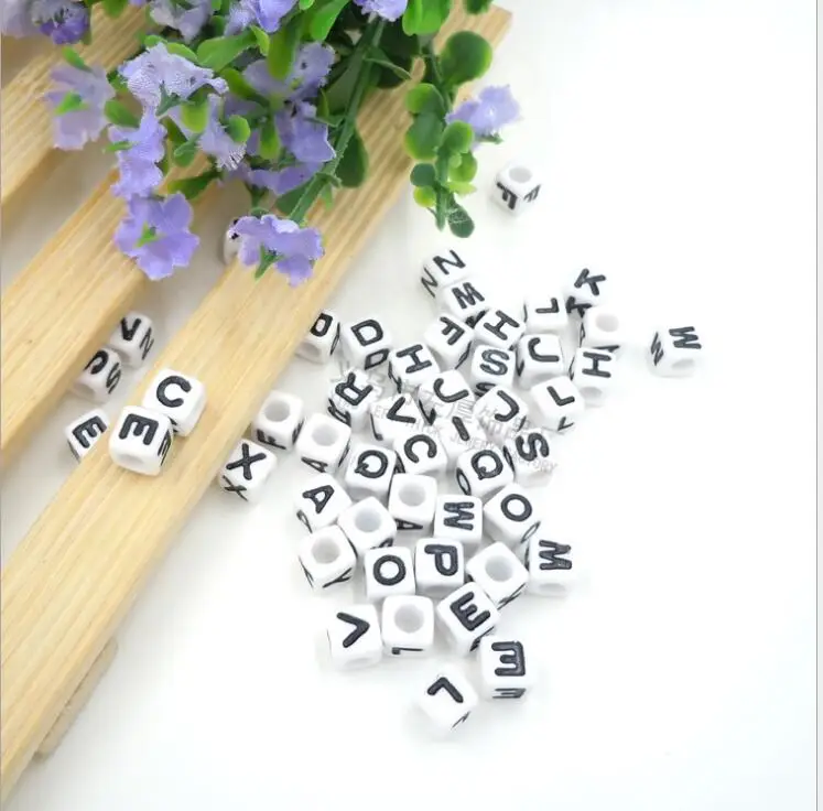 Модные Акриловые бусины с буквами английского алфавита, свободные кубические пластиковые бусины DIY, смешанные все буквы 7 мм 100 штук a1111