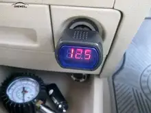 ONEWELL Venda Quente 2 EM 1 Metros Voltímetro Car Battery Monitor Voltímetro Termômetro Isqueiro Tensão Medidor de Painel