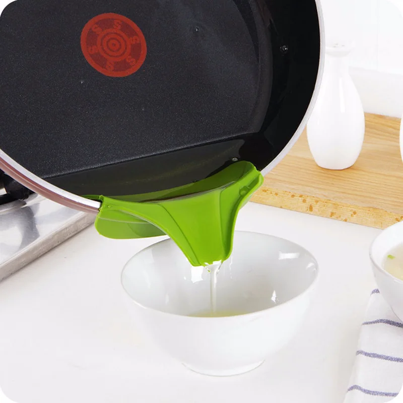

On Pour Soup Spout Anti-spill Silicone Creative Slip Funnel for Pots Pans and Bowls and Jars Kitchen Gadget Tool
