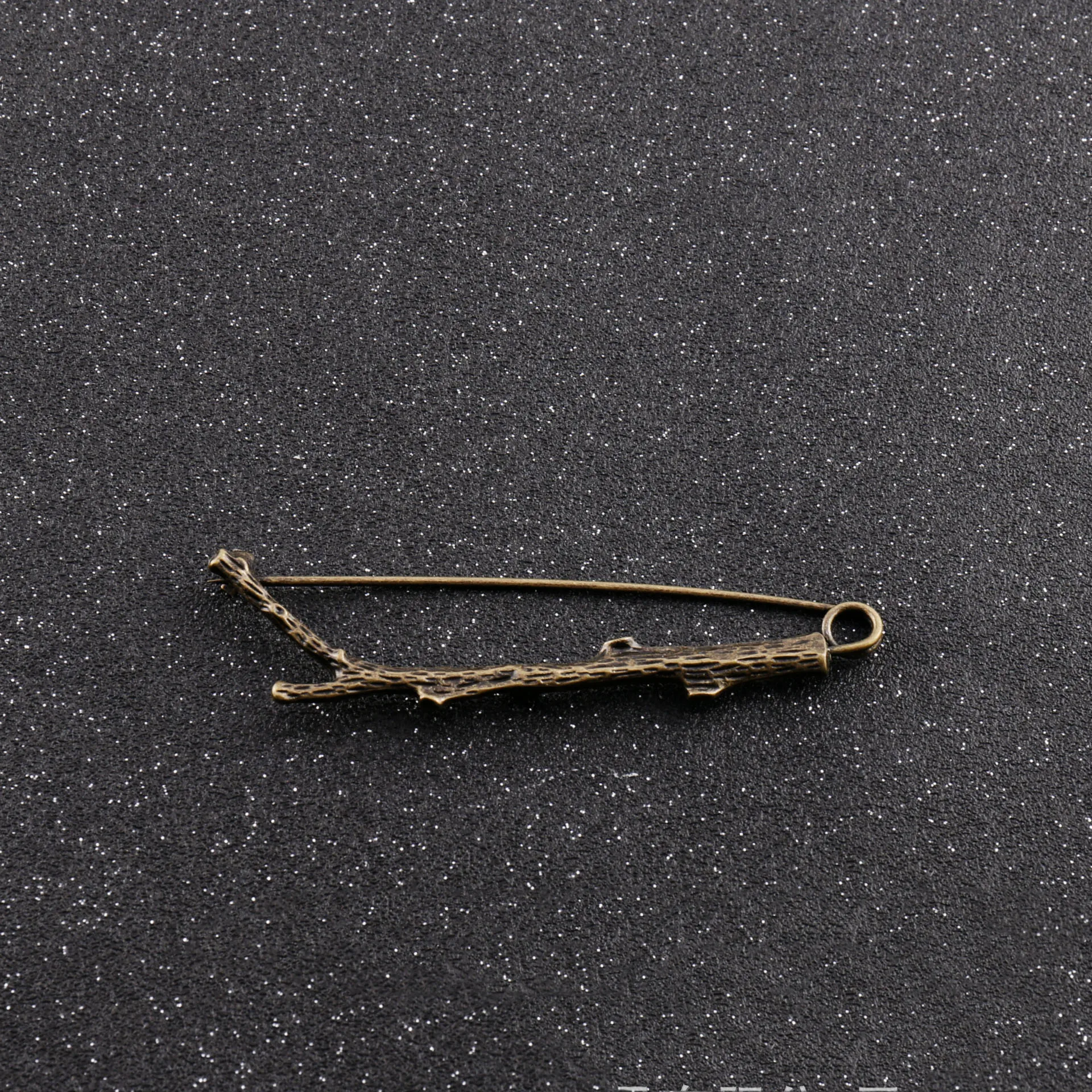 

Vintage Tree Branch Bronze Metal Brooch Pins Collar Needles Shirt Suit Cardigan Clip Fixed Clothes Buckle for Men Women Jewelry