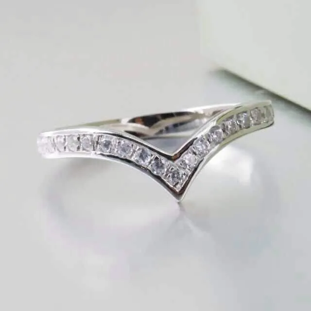 18karat White  Gold  V  Shape  Dependable Synthetic Diamonds 