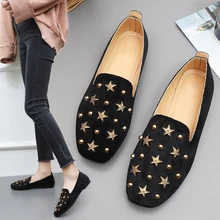 Женские замшевые мокасины на плоской подошве; сезон весна-осень; балетки на плоской подошве без застежки; модная повседневная обувь с заклепками и квадратным носком