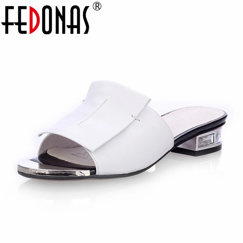 Prix FEDONAS Nouvel Été de Haute Qualité Carré Talons En Cuir Véritable Chaussures Femmes Sandales Dames Plat Blanc Noir À Bout Ouvert Dames Pantoufle