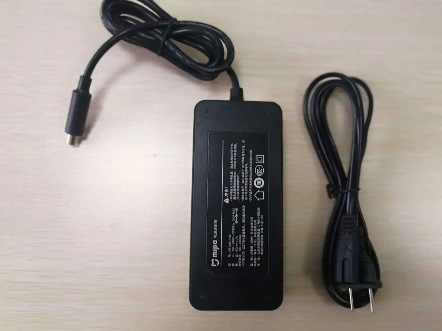 

XIAOMI MIJIA M365 electric scooter charger Ninebot original 42V/1.7AH non-original 42V/2AH