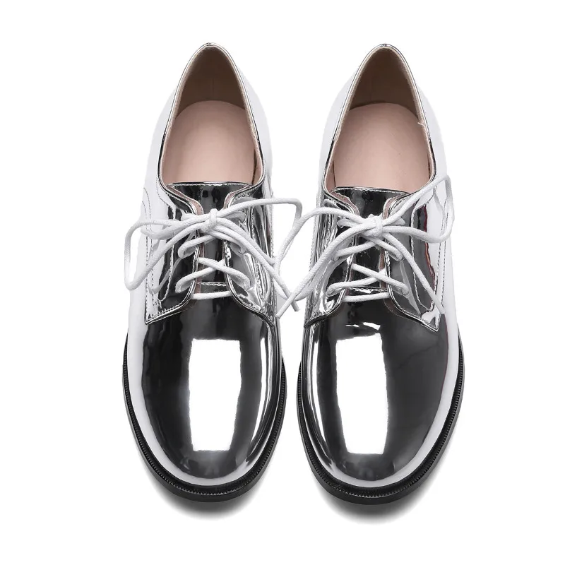 XIUNINGYAN/Женская обувь из лакированной кожи на плоской подошве, лоферы на шнуровке, обувь ручной работы с бусинами, повседневная обувь серебристого и черного цвета, большие размеры 33-48