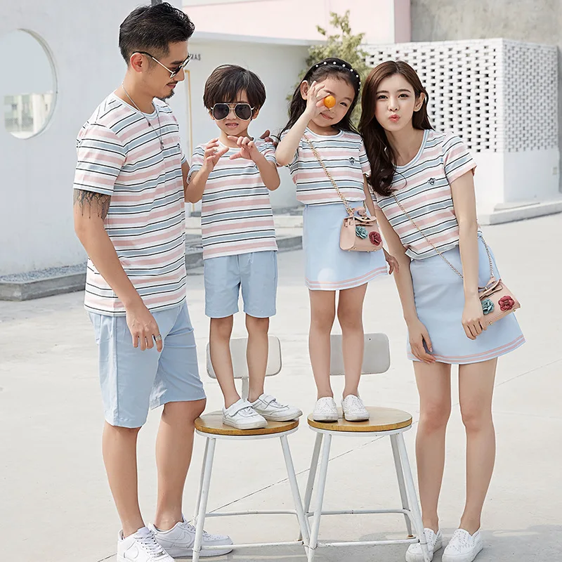 Одинаковая одежда для семьи г. летний детский костюм в полоску: футболка+ юбка/шорты Одежда для семьи модные Семейные комплекты с короткими рукавами