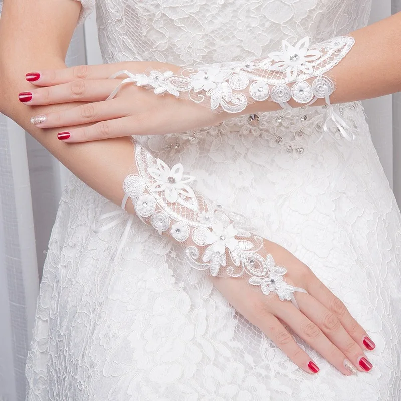 Cheap Ivory Lace Wedding Gloves Beaded Short Fingerless Bridal Gloves For Bride