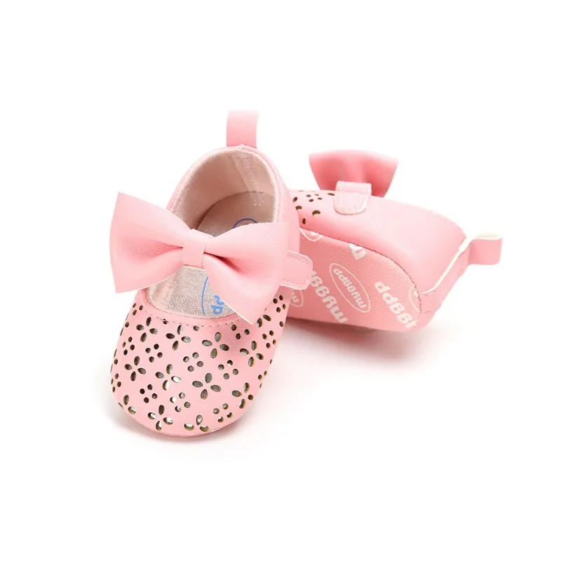 Детская обувь из искусственной кожи с полыми цветами; Осенняя обувь для новорожденных девочек; обувь для первых прогулок; модная мягкая