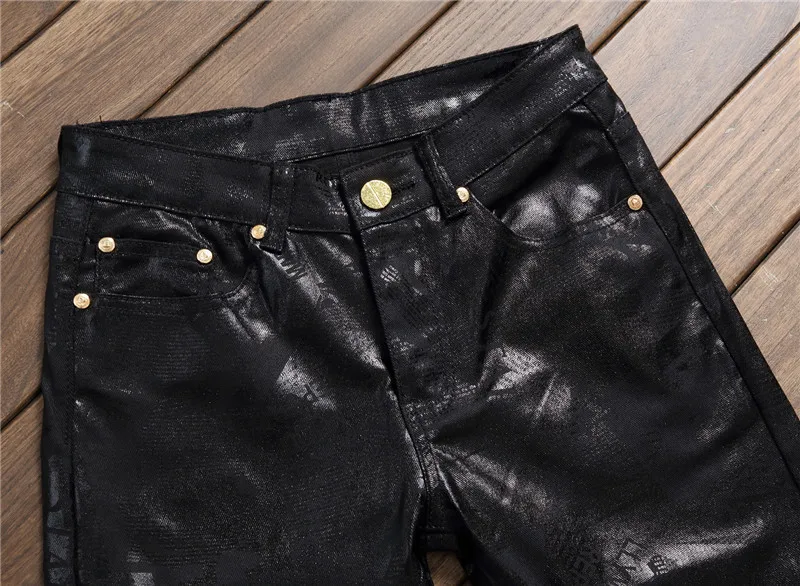 Европейский уличный стиль, модные повседневные Черные джинсы с буквенным принтом, прямые тонкие качественные мужские джинсовые штаны из искусственной кожи 5001