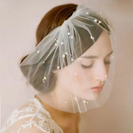 Elegante Bege Curto Birdcage Veil Tulle Pérolas de Imitação de Casamento Nupcial Chapéus e Fascinators/Capacete/Chapéu de Festa FW70