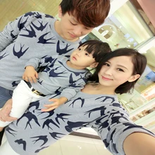Livraison gratuite famille match tenues PARENT-CHILD Famille père mère doughter fils filles garçons hoodies chandail sweats hirondelle