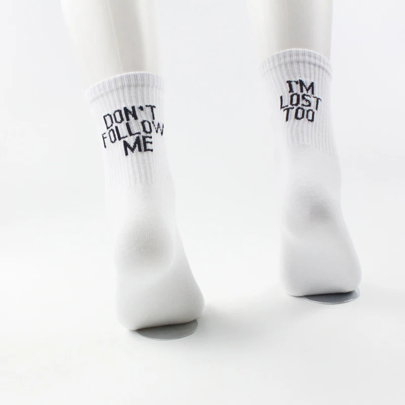 Новая творческая личность Дизайн продажи европейских и американских левой и правой ноги хлопок Английский алфавит носки Простые Модные