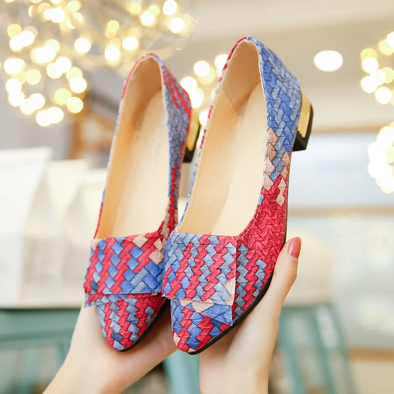 Sapatos de couro bovino com bico baixo