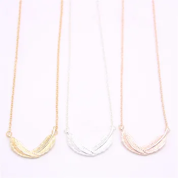 

Curly feather pendant necklace Life-like feather pendant necklace designed for women