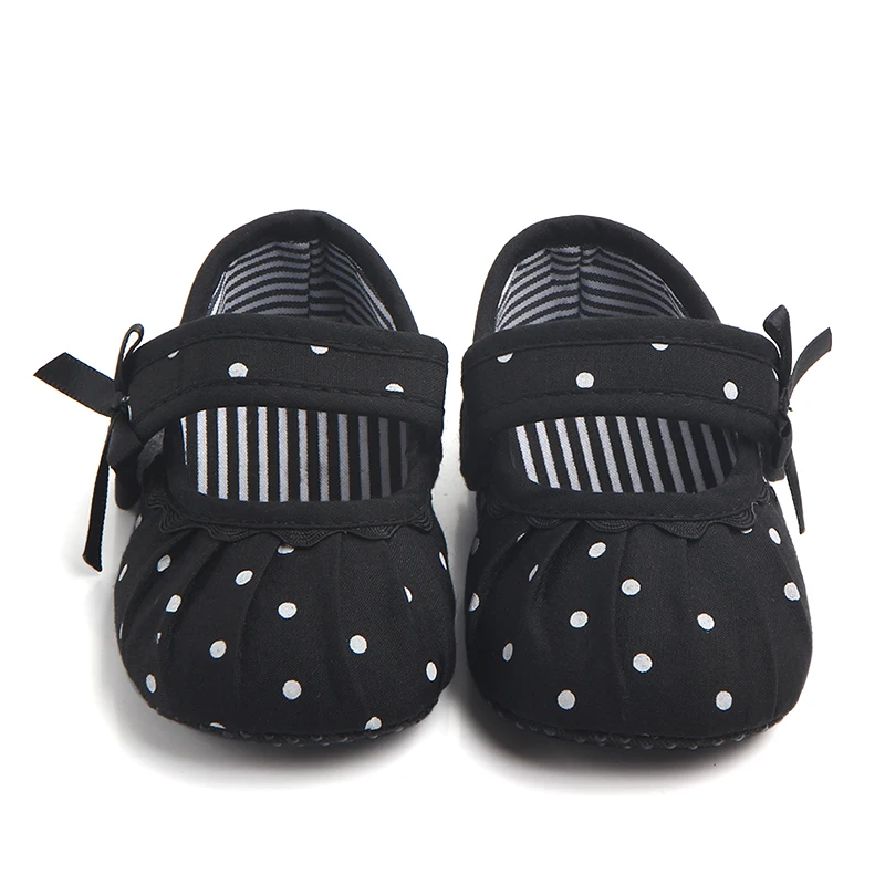 Обувь для новорожденных девочек с мягкой подошвой; нескользящие кроссовки в черно-белый горошек; обувь для малышей 0-18 месяцев