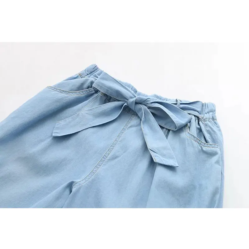 calça jeans amarrada na cintura