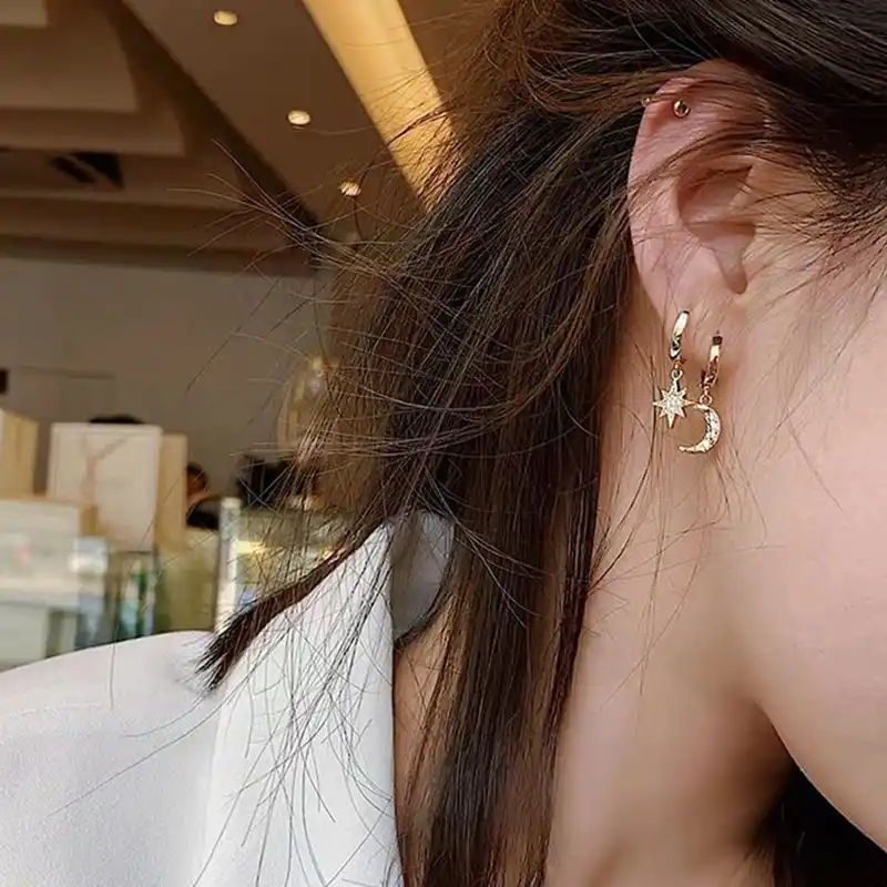 WTLTC Изящные маленькие звезды луна серьги-кольца для женщин падение асимметричные серьги-кольца Стразы Huggie ювелирные серьги