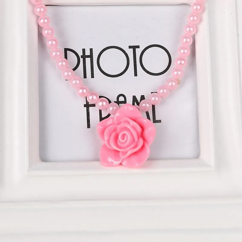 Девочки розовый искусственный жемчуг ожерелье подвеска из полиуретанового цветка колье, ожерелье, браслет кольцо Ювелирные наборы дешевая цена детские ювелирные изделия