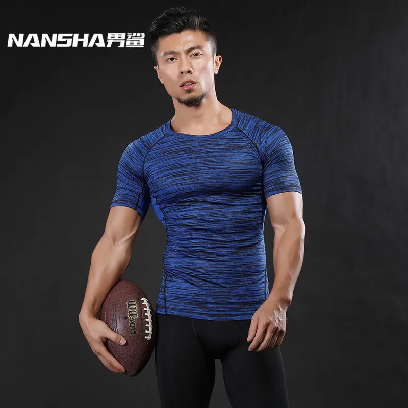 Best compression clothing brand Many types of this clothing have unique material that will offer a graduated form of compression to your body, for example, a leg sleeve will be tighter around the ankle compared to the knee area. Muscle stabilization is an important characteristic of this type of clothing.