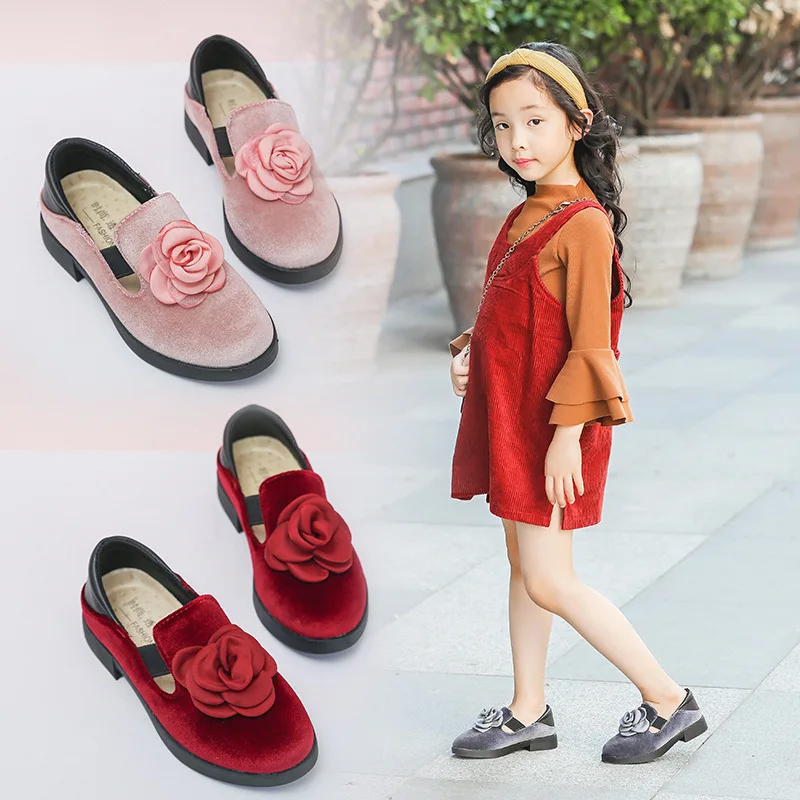 Детская обувь принцессы для девочек; коллекция года; сезон осень; детская бархатная кожаная обувь на высоком каблуке; цвет красный, розовый, серый; вечерние модельные туфли с цветочным узором для девочек