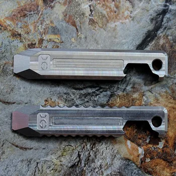 

Titanium alloy EDC keychain tool, multi-purpose tool card Scale opener crowbar, can be keychain