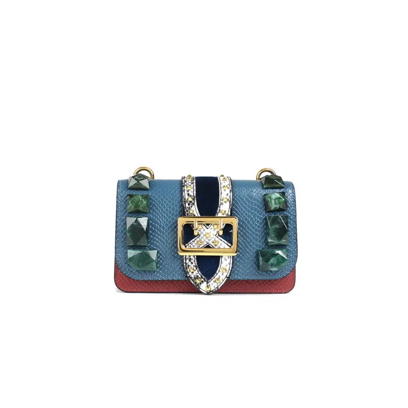 

2018 autumn and winter, new style snake color, snake shaped rivet, small square bag chain, hand-held shoulder bag, leather bag.
