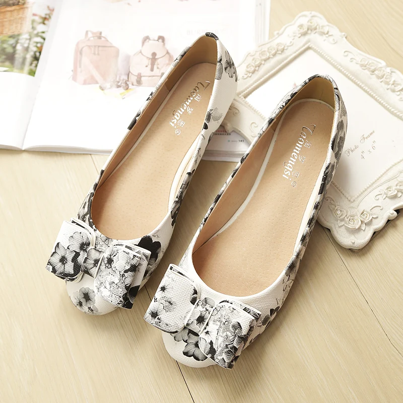

Free shipping Spring and Autumn round shoes scoop shoes flat printing bow boat shoes large size shoes