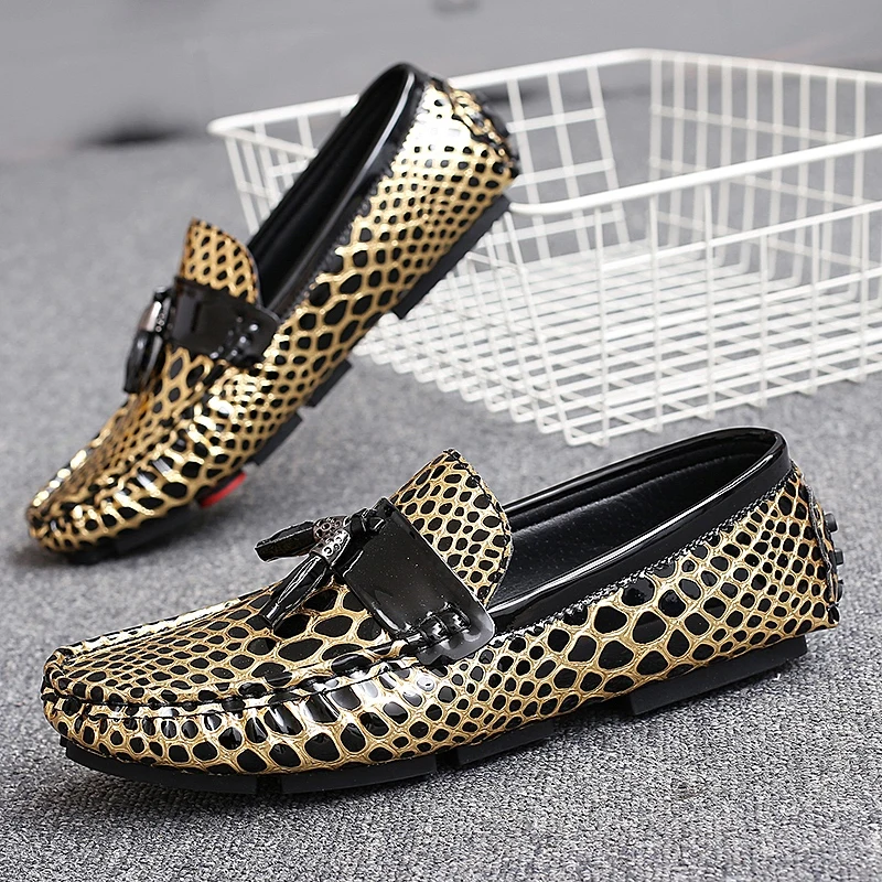 

Brand Designer 2018 Mens Loafers Casual Shoes Gold White Slip On Shoes Men Luxury Sneakers Young Boy Anti-Slip Men Flats Shoes