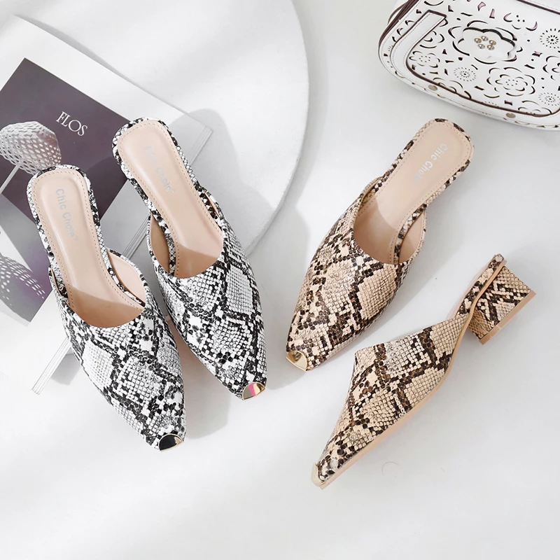

2019 New Woman Snake Print Skin Mlues Women Retro Square Heel Slippers Outting Loafers Flat Pointed Toe Mule Casual Slides