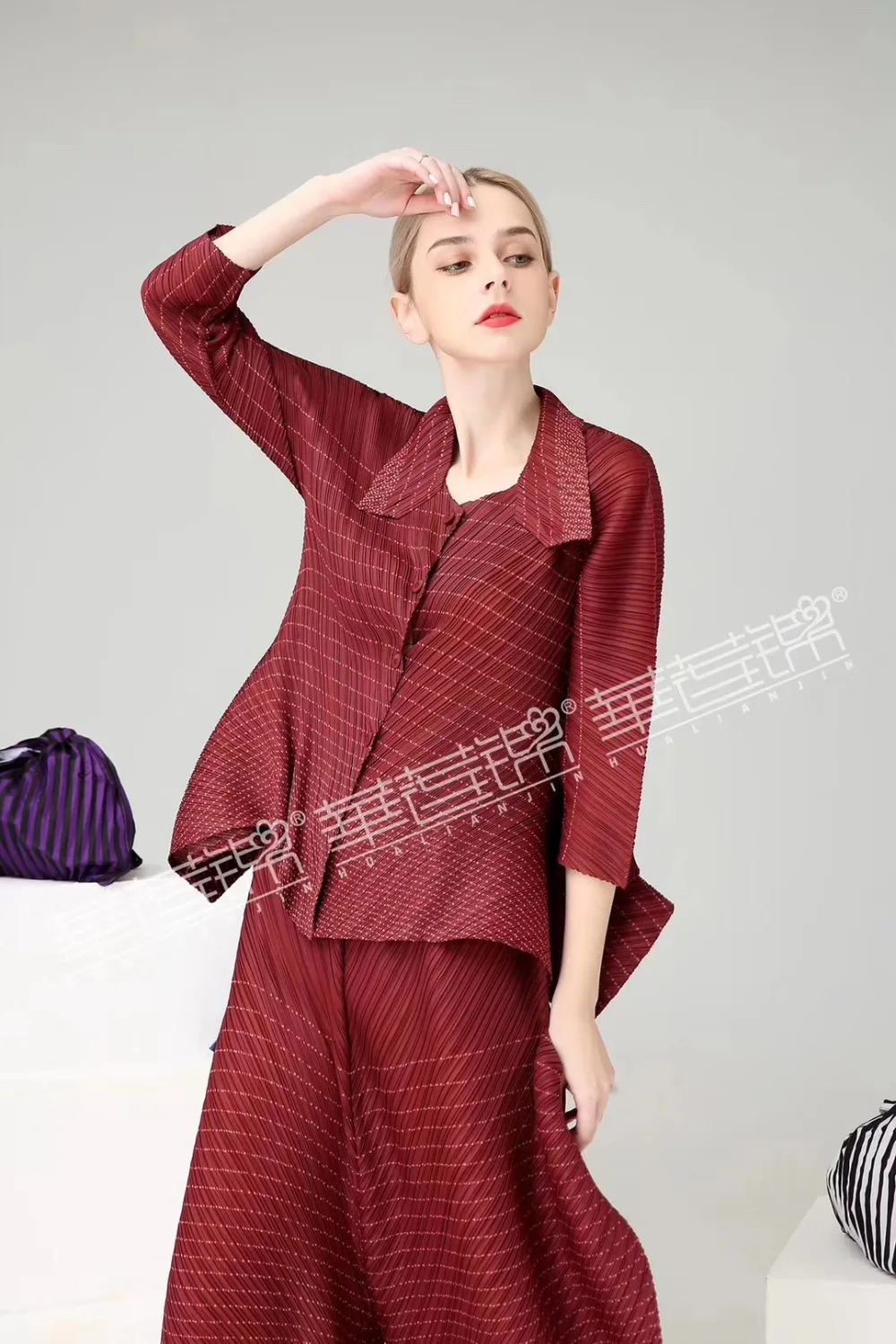 Miyake стиль v-образным вырезом три четверти singe облегающая футболка в складку calf-длина брюки Двухсекционный наряд
