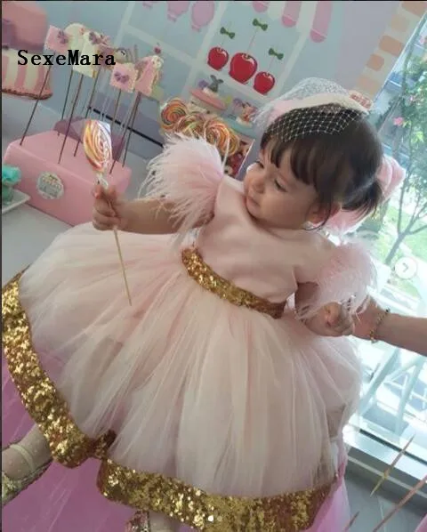 

Cute Baby Birthday Gowns with Golden Sequined Bow Belt Zipper Back Feathers Customized For Little Girls Party New Design Vestido