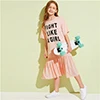 SHEIN/Детская Повседневная футболка для девочек с буквенным принтом и рюшами на подоле; платье для детей; коллекция года; Летние Детские платья средней длины с короткими рукавами и оборками