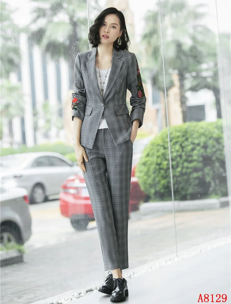 Новые стили 2018 модные Серый Блейзер Для женщин Бизнес костюмы с брюки и пиджак комплект дамы брючные костюмы цветок ПР стилей