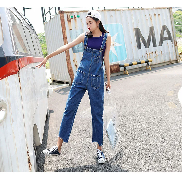 Stylish suspender jeans. College style, casual denim pants. (30)