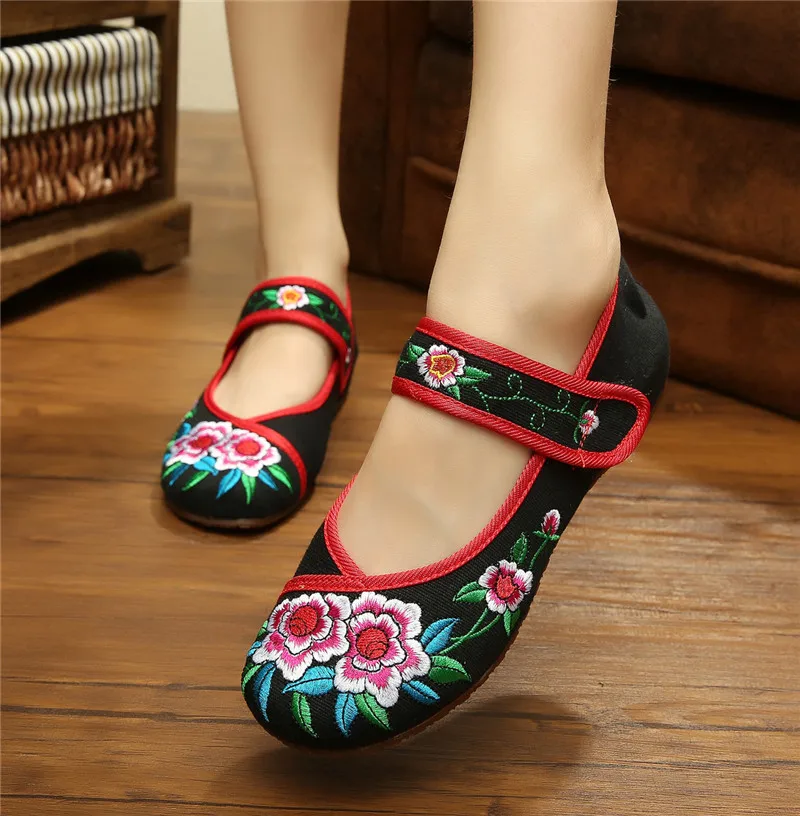 

Woman Canvas Shoes Old Peking Cloth Shoes Chinese Flower Embroidery Casual Dancing Flats Soft Single Mother Shoes Plus Size 43