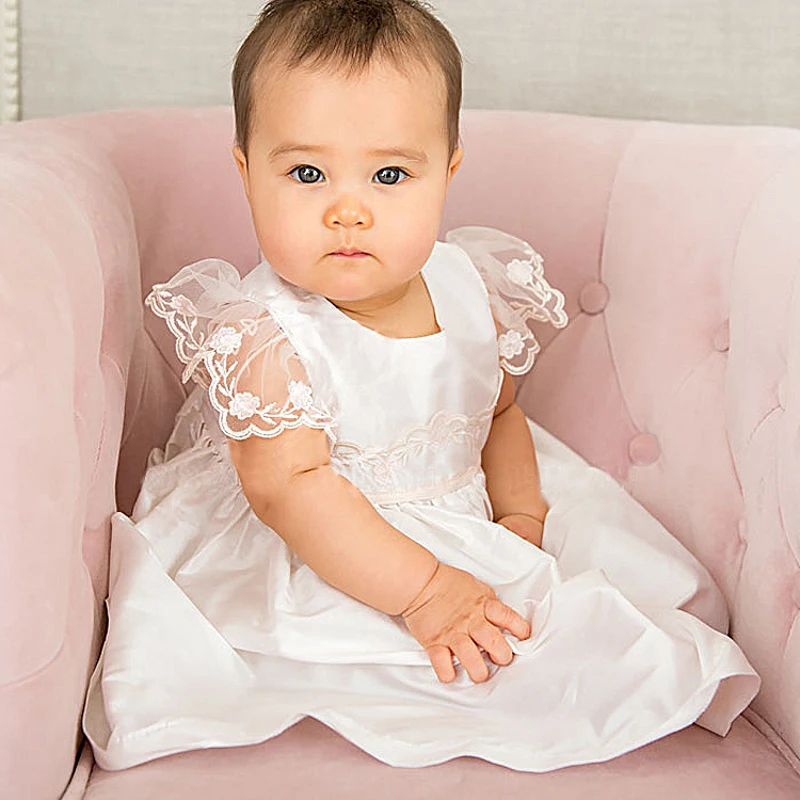 малышка в белом платье. платье для крестин для девочки. платье для грудничка девочки. малышка в белом платье. платье-боди choupette.