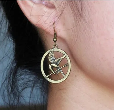 

E030 European and American film and television jewelry hungry game spark fire Liaoyuan ridicule bird earrings
