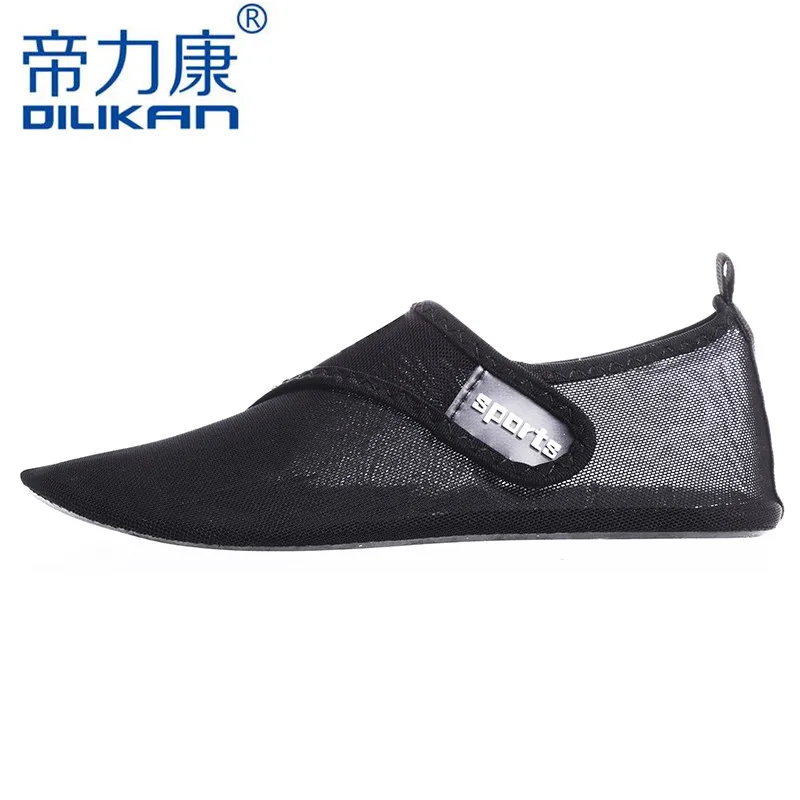 

2019 Men and Women Aqua Shoes Outdoor Breathable Beach Shoes Lightweight Mesh Quick-Drying Rubber Hot Men Sport Wading Shoes