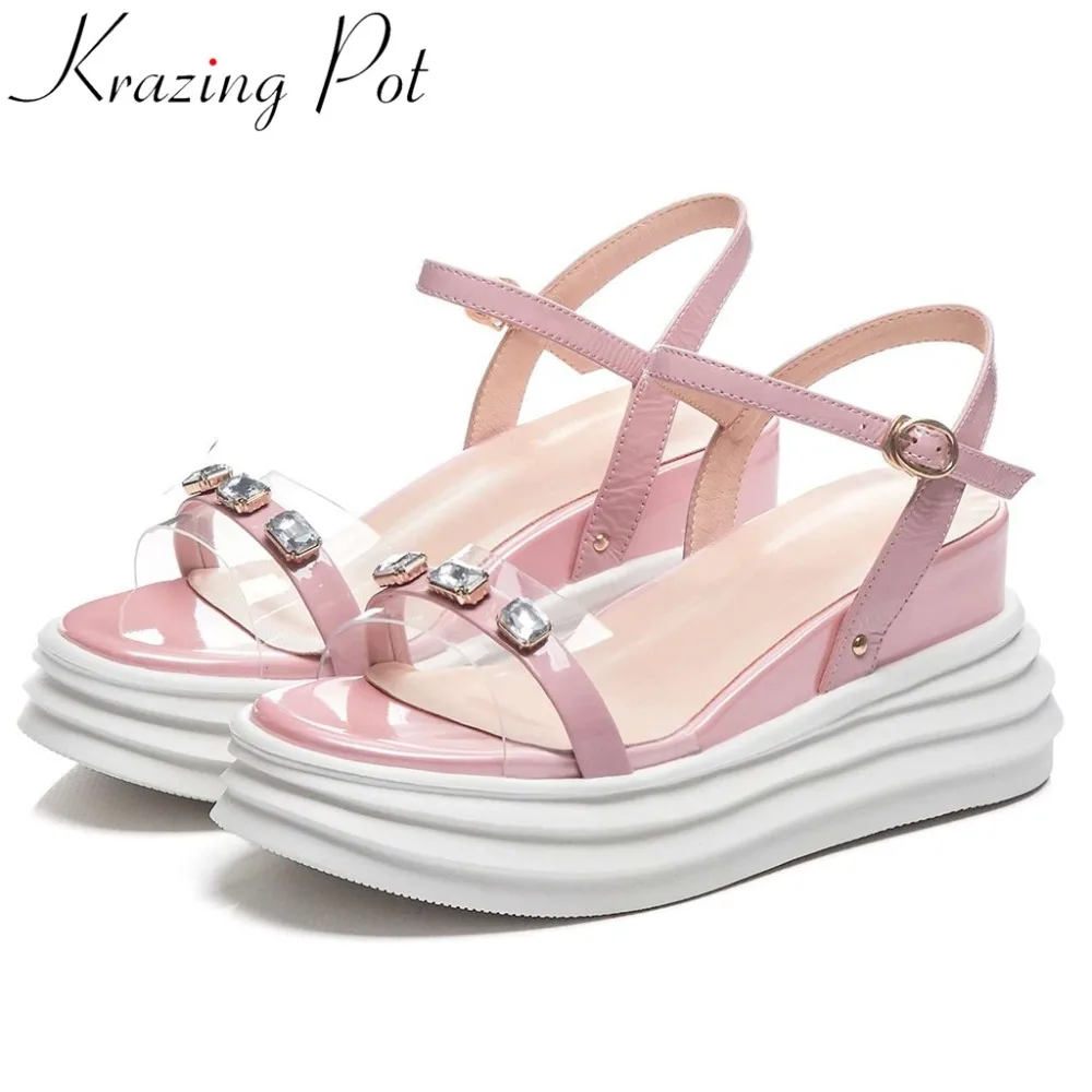 

Krazing Pot cow leather fashion pvc patchwork buckle strap peep round toe summer vocation flat platform sandals daily shoes L9f1