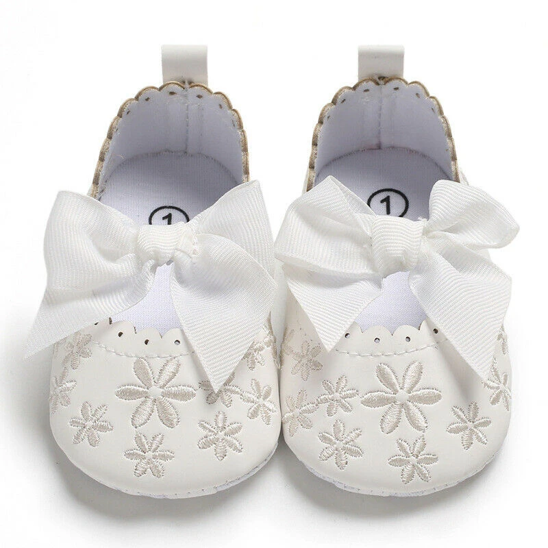 Повседневная обувь для маленьких девочек, модная обувь с бантом, вышитый ажурный цветок, милые однотонные детские туфли для новорожденных девочек