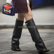 Модная обувь; сезон осень-зима; коллекция года; ботинки в байкерском стиле с острым носком и металлическим замком; кожаные ботинки; женские сапоги до колена на танкетке; цвет черный, белый