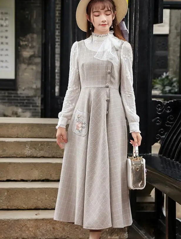

High Quality 2019 Spring New Arrival Retro Stand Collar Bowknot Fake Two Pieces Flower Embroidery Woman Long Dress