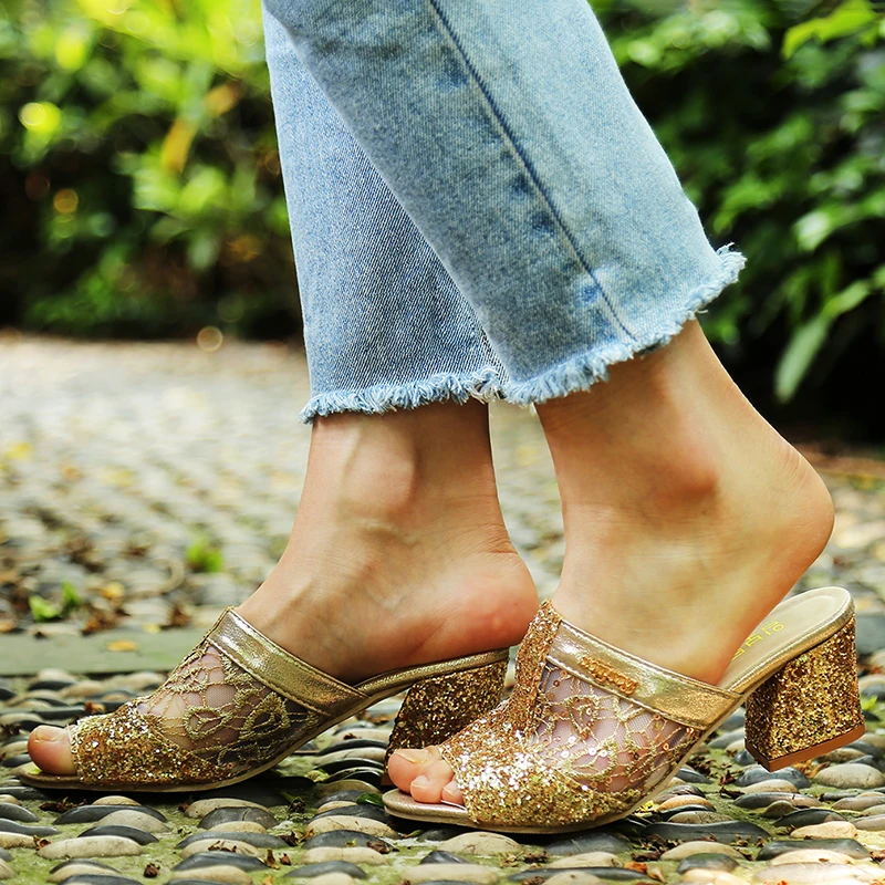 preço 2018 Glitter Malha Sandálias Gladiador Das Mulheres Da Moda Verão Peep Toe Chinelos de Salto Grosso Mulheres Sapatos casuais Deslizamento Em Tamanhos Grandes 43