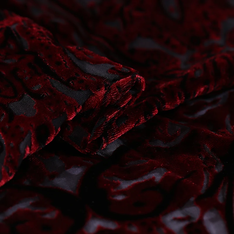 бордовая ткань шелк. Albert guegain бархат. текстура материи. Black silk red velvet. бархат бордо mcv 87567.