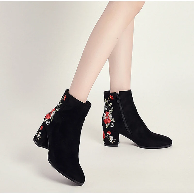 Г., женские осенне-зимние ботильоны Популярные Модные Винтажные туфли-лодочки с цветочной вышивкой на квадратном каблуке женская замшевая обувь на молнии