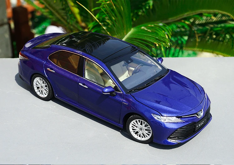 1/18 Toyota Camry 2018 гибридная литая модель автомобиля 8 го поколения игрушки для