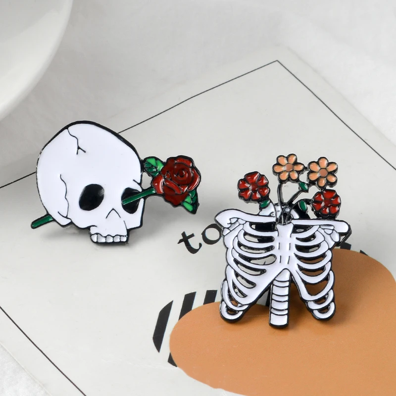 Готический Белый Череп Роза брошь с дизайном «скелет» ребра цветок смерти Любовь Эмаль Булавка кожаный значок пара Хэллоуин Ювелирные изделия Подарки