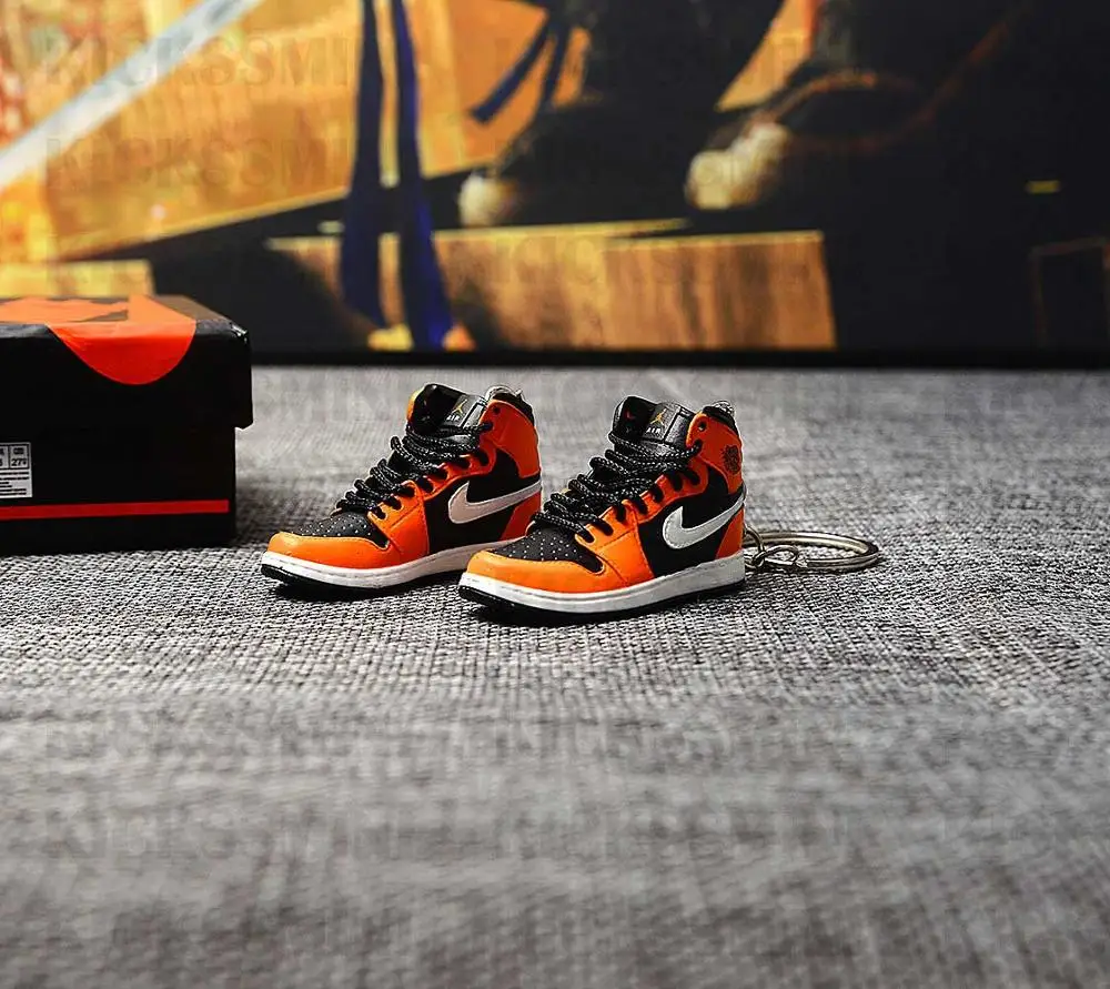 

dropshipping Air Jordan 1 mid sneaker keychains 1/6 SCALE 3D Mini Sneaker JORDAN keychain doll accessory