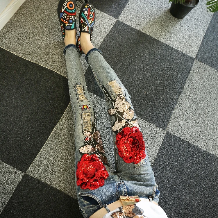 Танцевальные крылья Европейская мода тонкие джинсовые брюки винтажные красные розы с блестками женские рваные узкие джинсовые брюки-карандаш