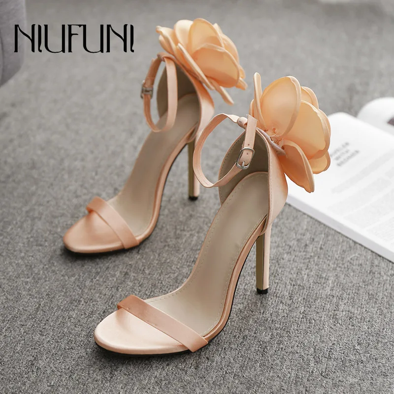

Women's Summer Shoe 2019 New Arrival Large Flowers Bare Pink Wedding Shoes With A Thin High Heels Buckle Satin Female Sandals